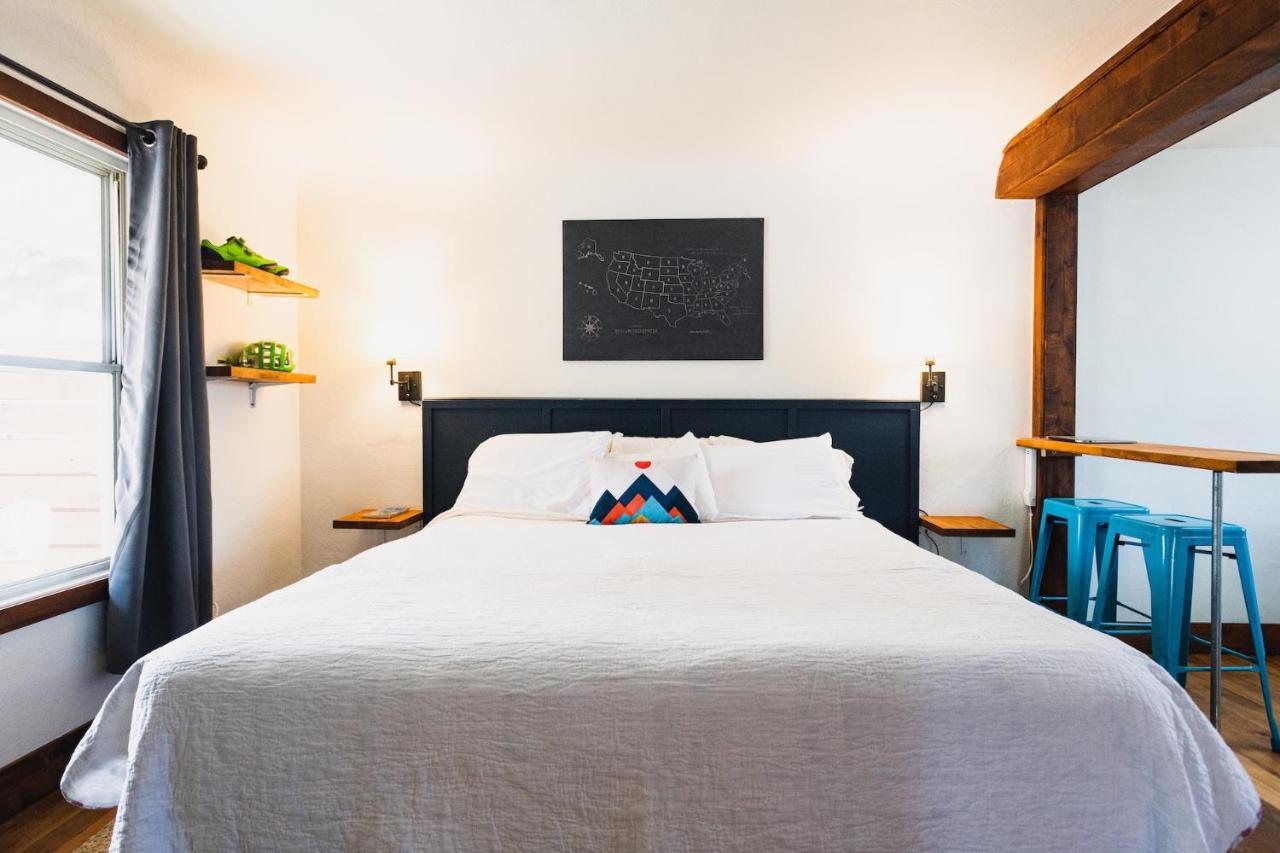 Left Coast - Pet Friendly Hotel Sisters