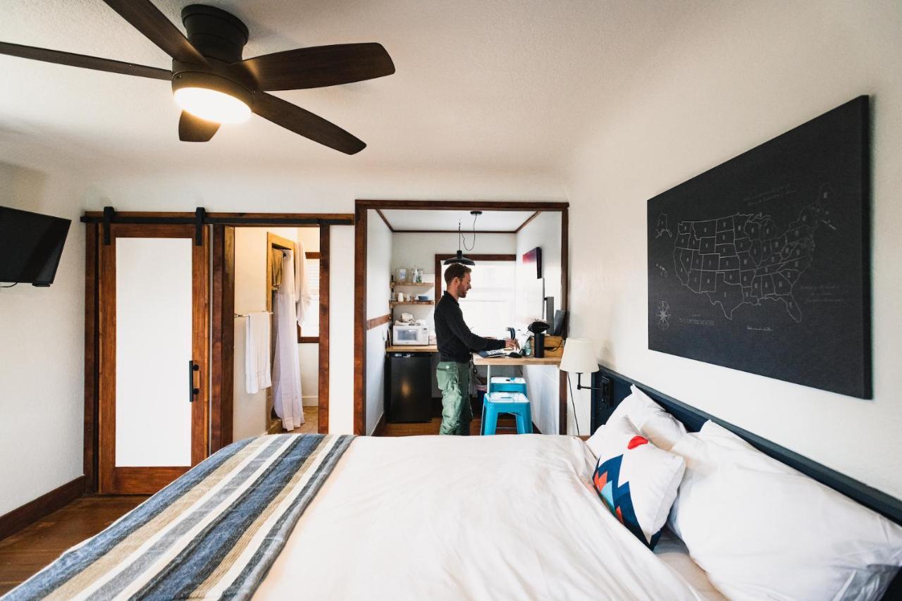 Left Coast - Pet Friendly Hotel Sisters