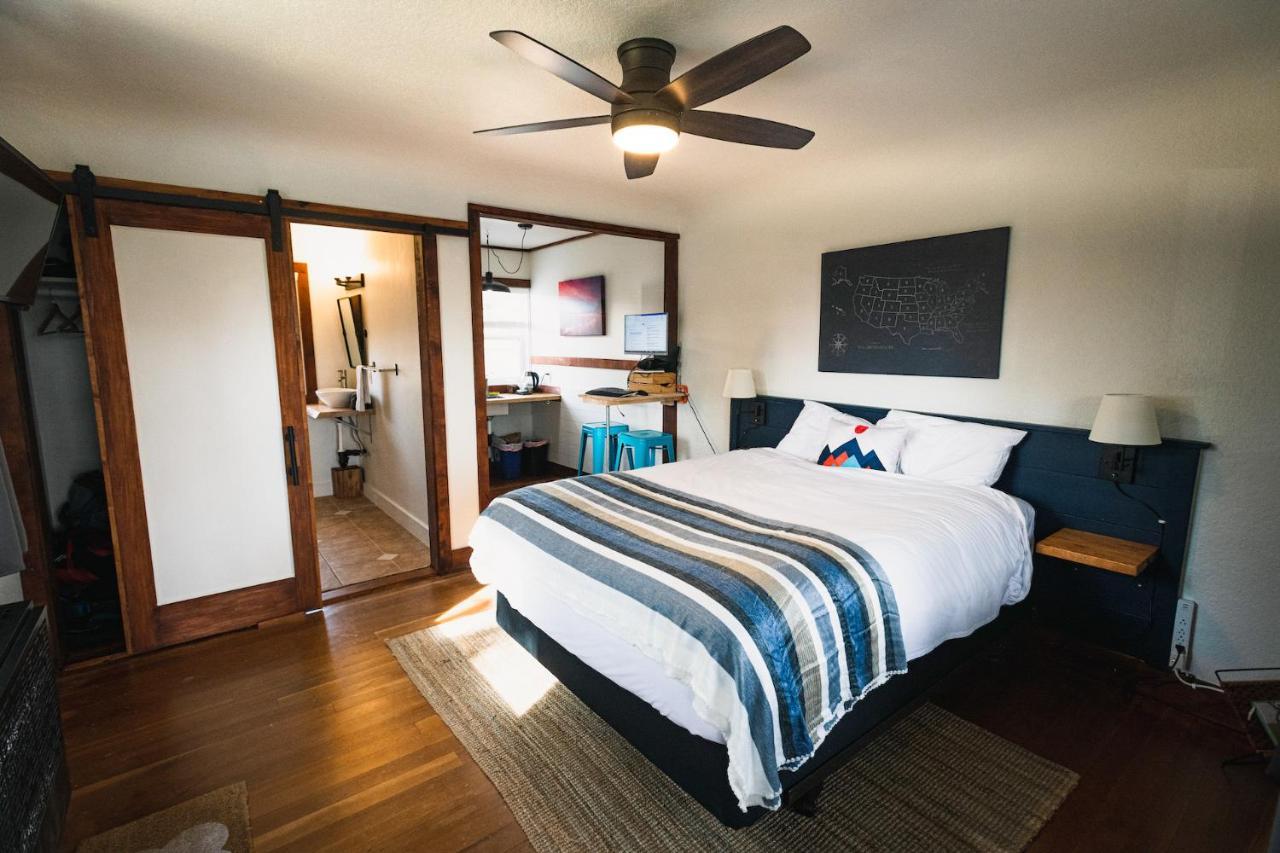 Left Coast - Pet Friendly Hotel Sisters