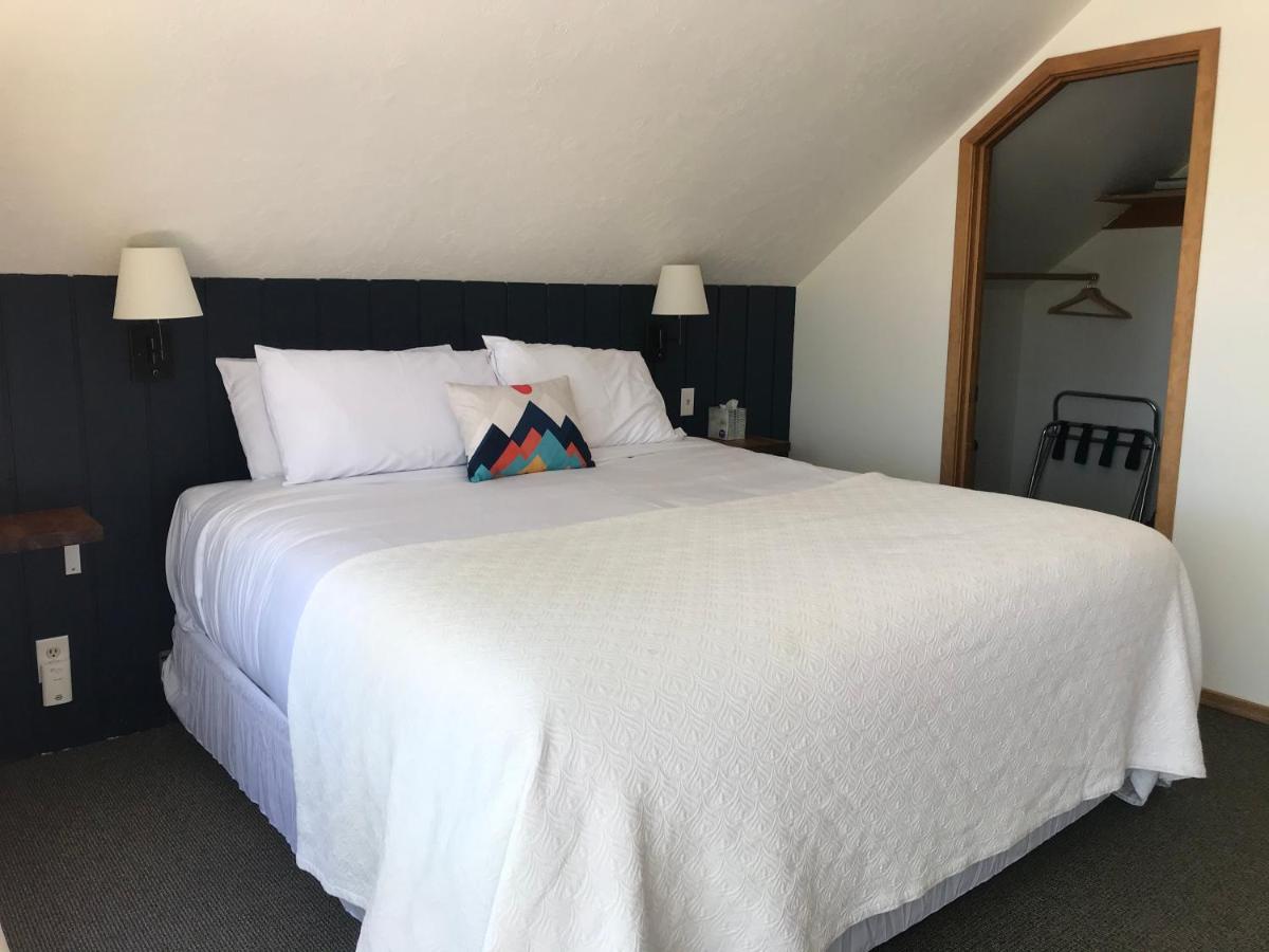 Left Coast - Pet Friendly Sisters